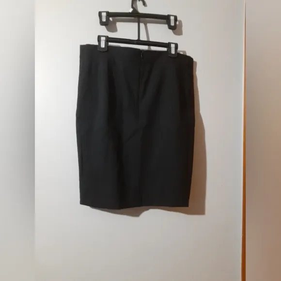 Akris Punto Women's 100% Wool Skirt Black Zip Back 22.5 Length Office Wear