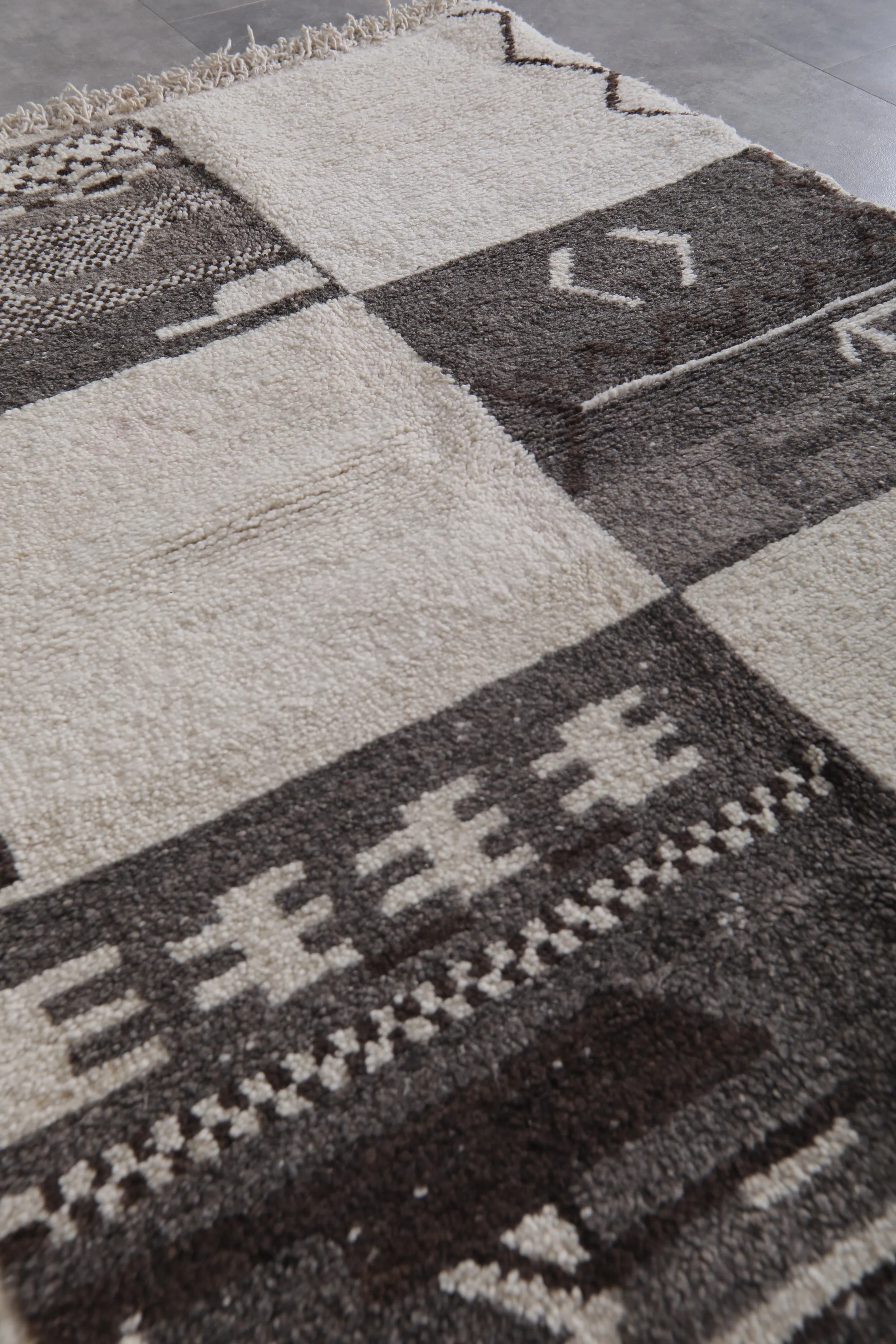 Azilal Vintage Carpet – 3.6 x 4.9 ft Handmade Moroccan Rug
