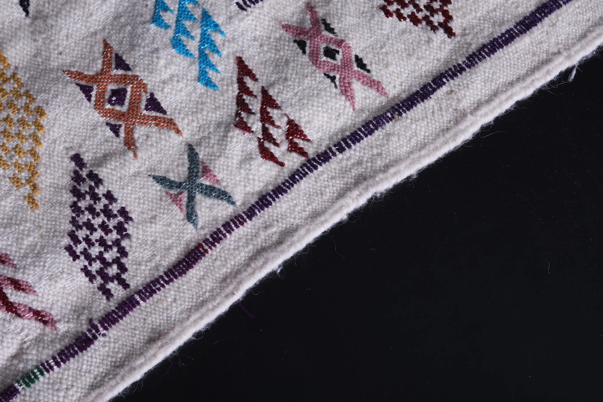 Handwoven White Moroccan Kilim Rug - 3.2x4.6 ft with Colorful Tribal Patterns