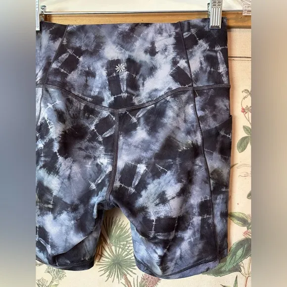 NWT Athleta Salutation Stash Pocket II Stretch 7” Shorts Print Blue Black Small