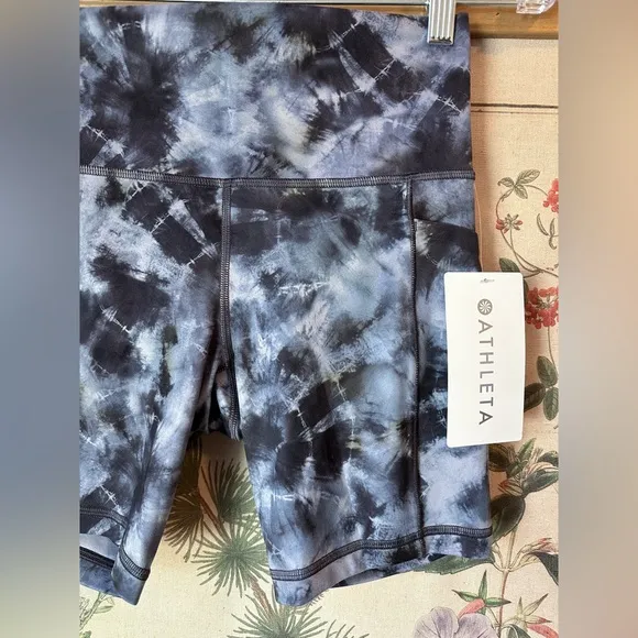 NWT Athleta Salutation Stash Pocket II Stretch 7” Shorts Print Blue Black Small