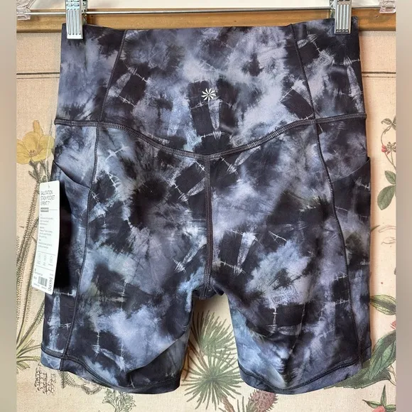 NWT Athleta Salutation Stash Pocket II Stretch 7” Shorts Print Blue Black Small