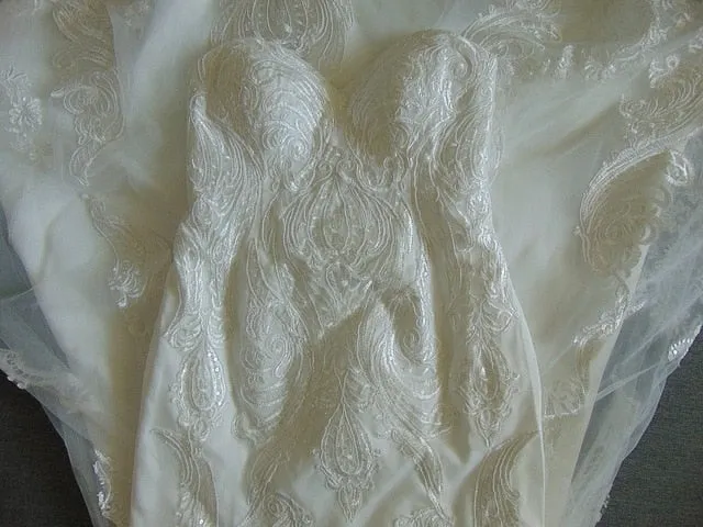 The Sales Rack-Sweetheart Vintage Mermaid Bridal Dress with Unique Lace Appliques And Curve Enhancing Illusion