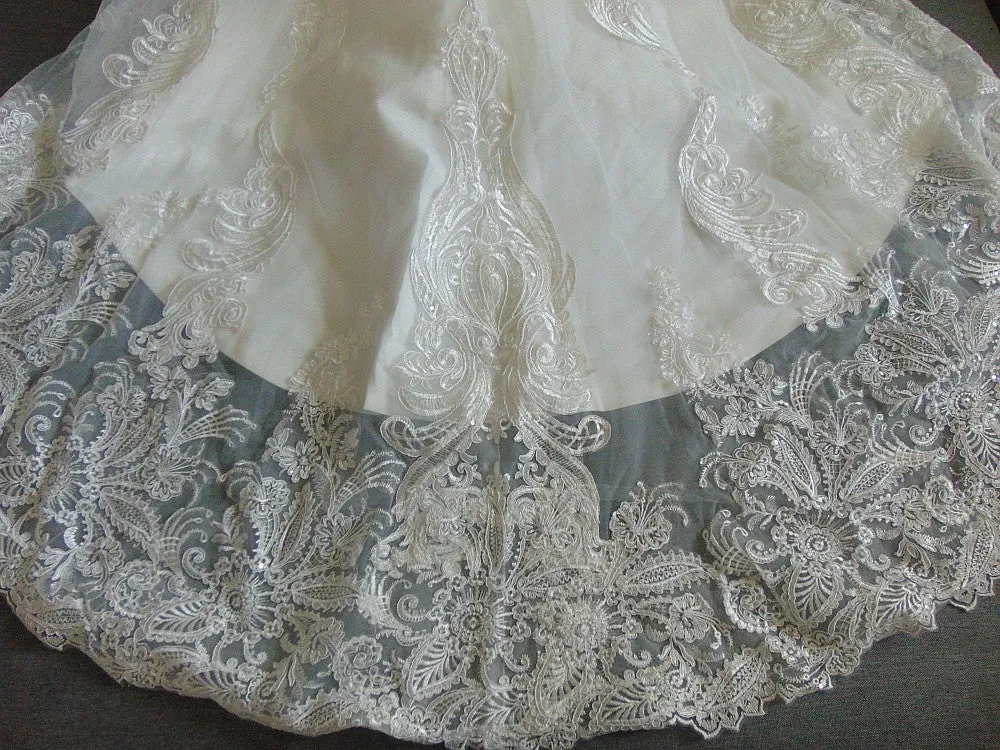 The Sales Rack-Sweetheart Vintage Mermaid Bridal Dress with Unique Lace Appliques And Curve Enhancing Illusion