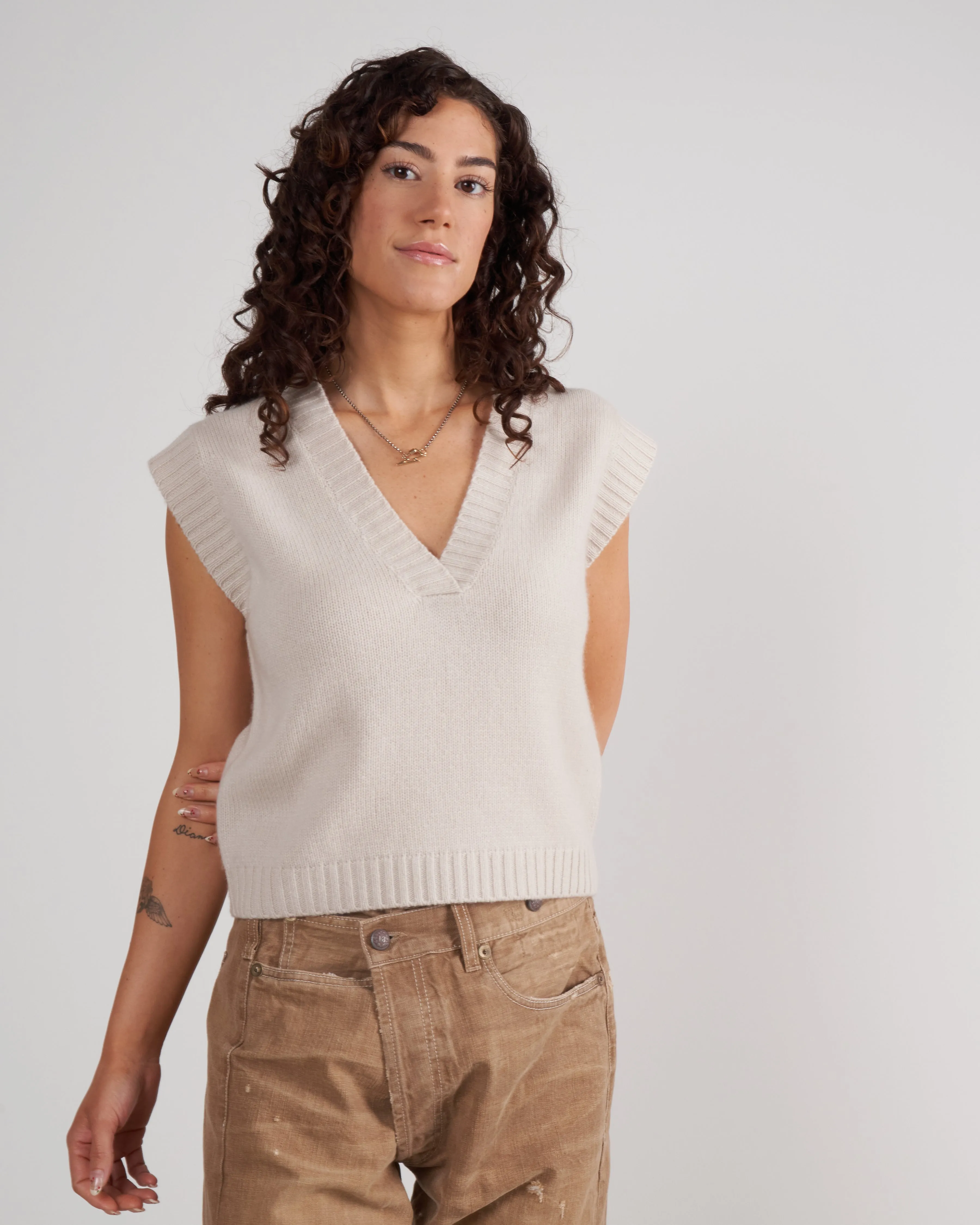 v-neck vest - shadow white cc1-41