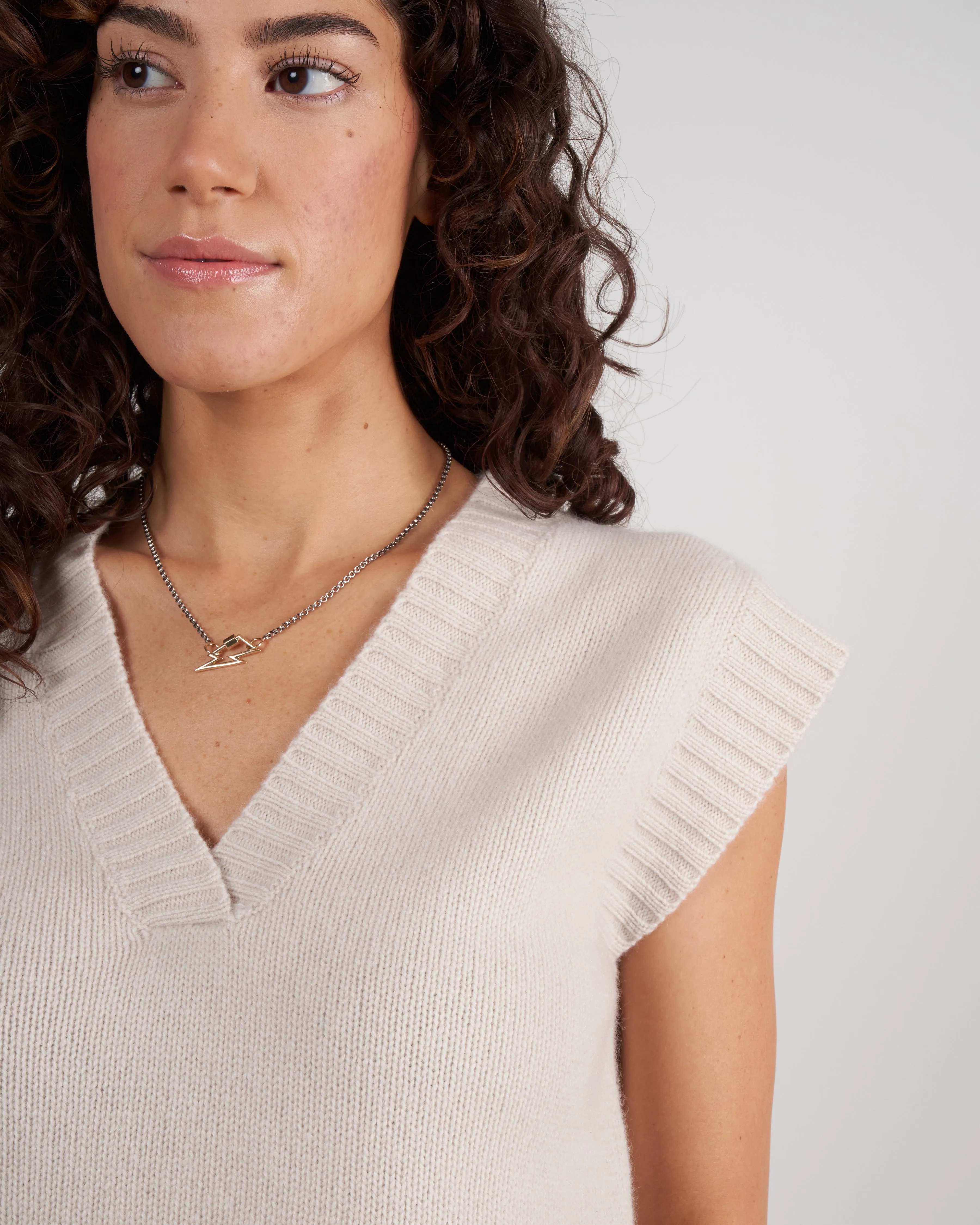 v-neck vest - shadow white cc1-41