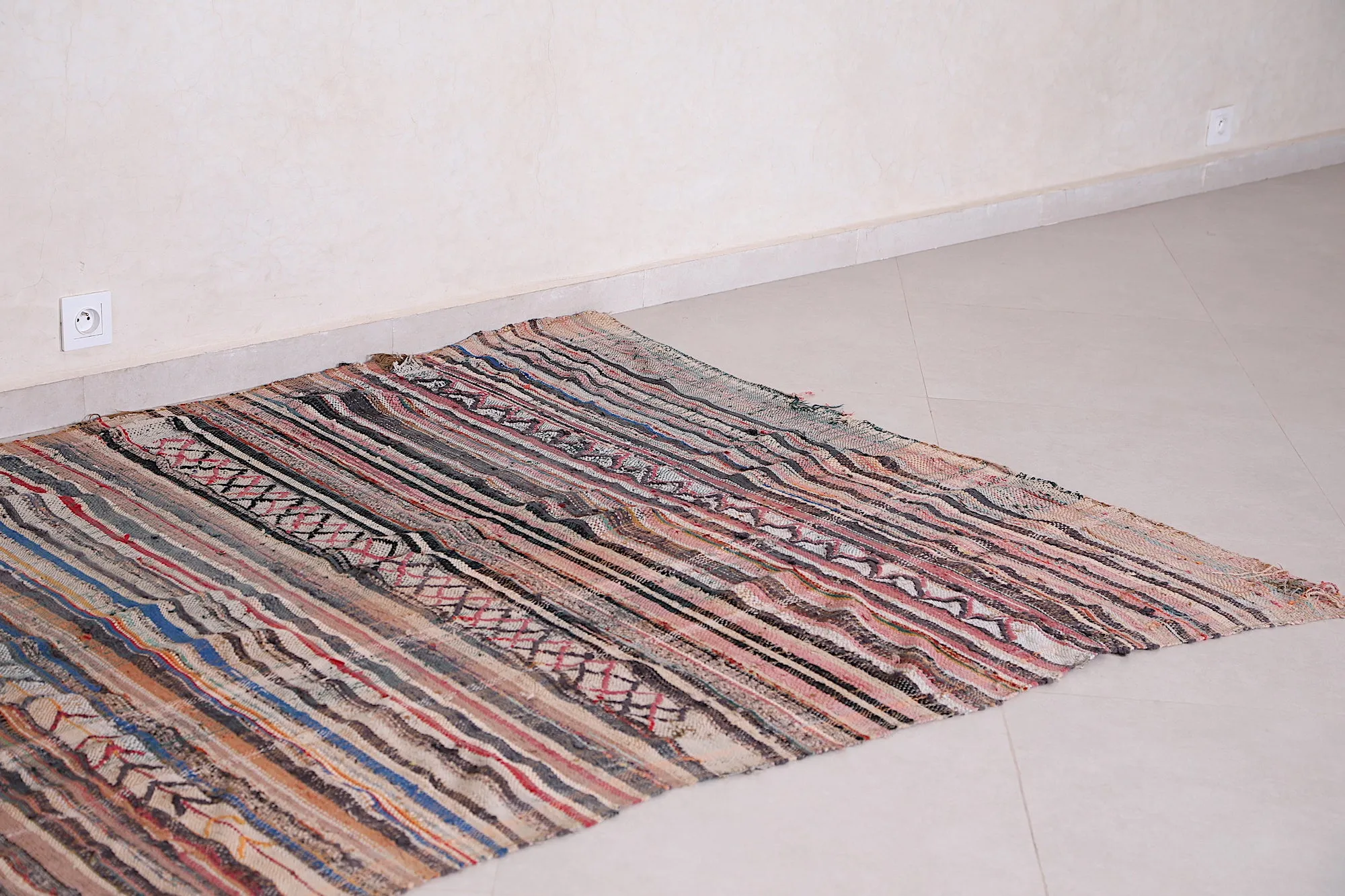 Vintage Moroccan Handwoven Kilim Rug 4.7 FT X 7.6 FT - Authentic Craftsmanship