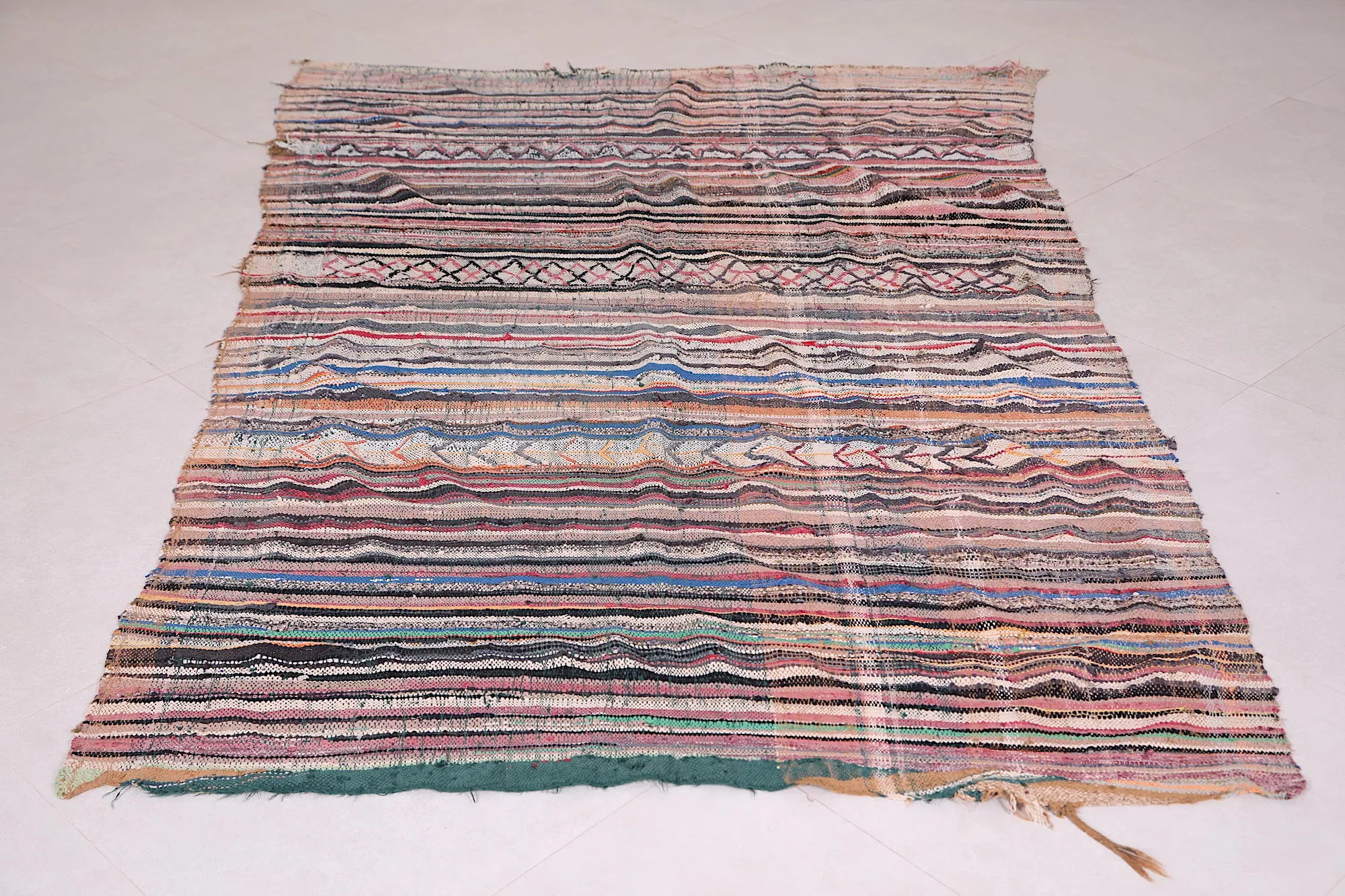 Vintage Moroccan Handwoven Kilim Rug 4.7 FT X 7.6 FT - Authentic Craftsmanship