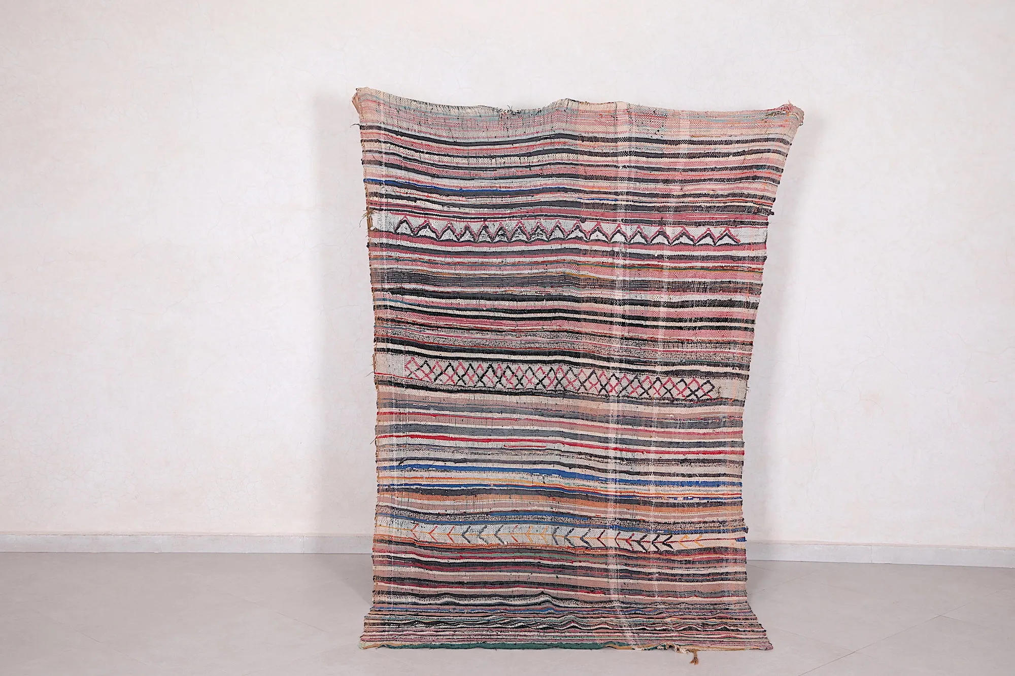 Vintage Moroccan Handwoven Kilim Rug 4.7 FT X 7.6 FT - Authentic Craftsmanship